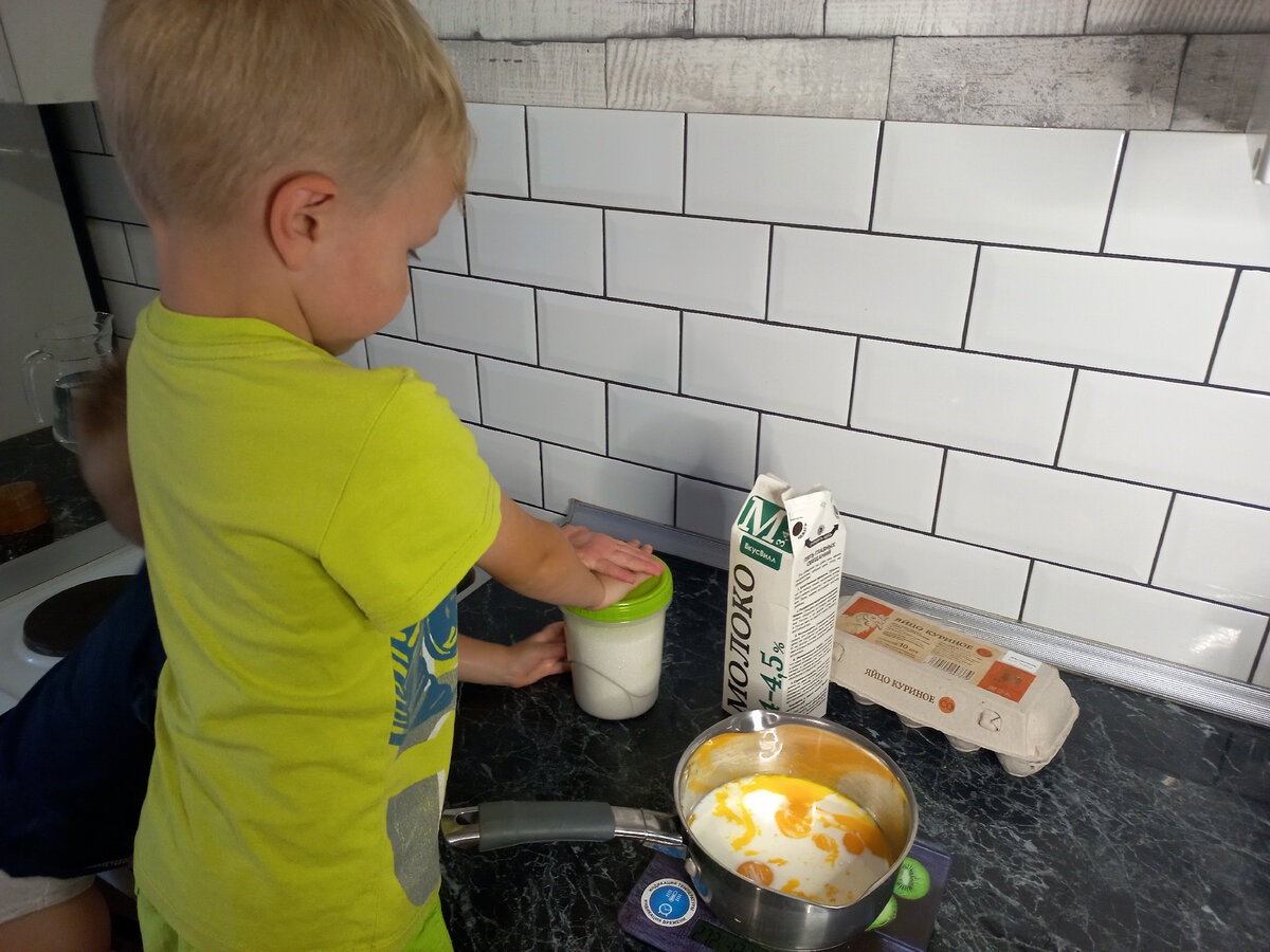 Два помощника на кухне))