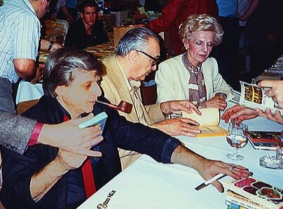 Наверное, Ван Вогт этот тот мужик с трубкой... а, нет, не подсказывайте - это наверное та тётка позади, но кто же такой чувак в середине? (+_+) {Х. Элиссон, Ван Вогт и его вторая жена}