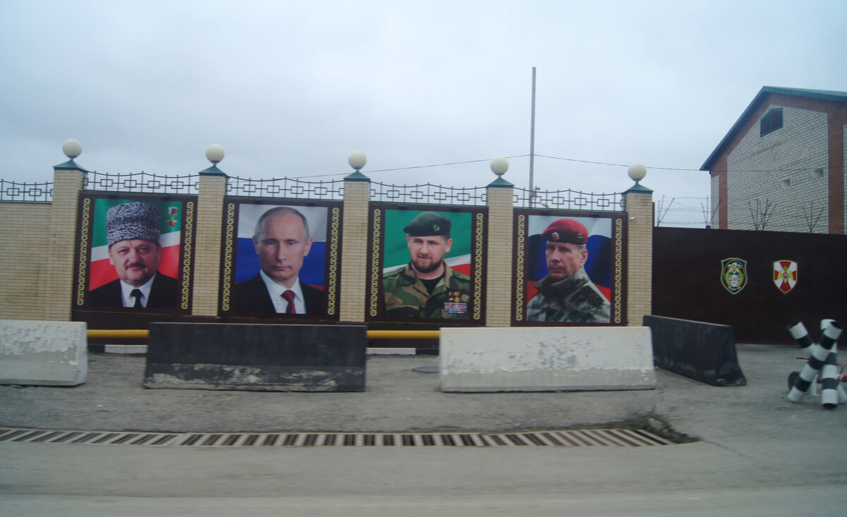 Фотографии лидеров России и Чеченской республики практически на каждом столбе