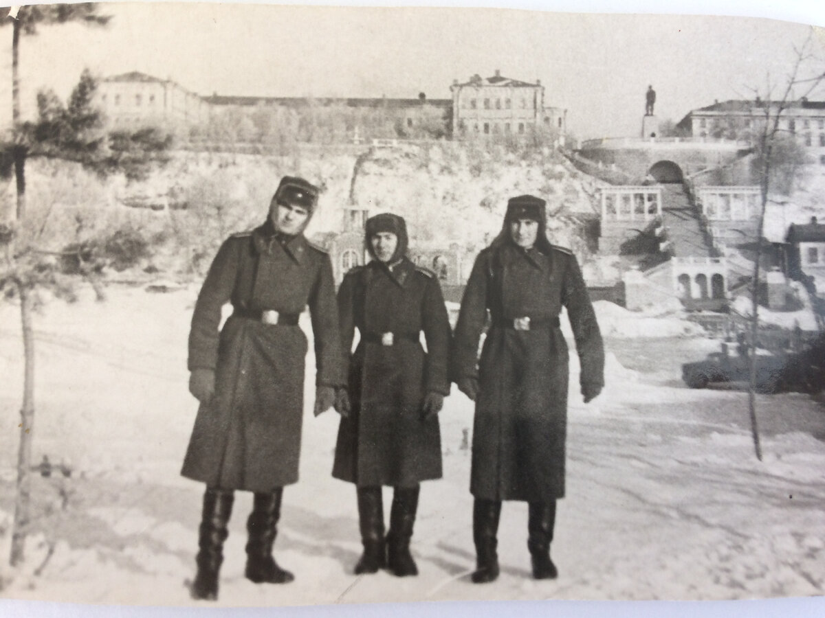 Курсанты ОВВАУ лётчиков Усольцев В.Г., Семенов Е.М., Захаревич А.И.  в Уральской роще. г. Оренбург 1967 г