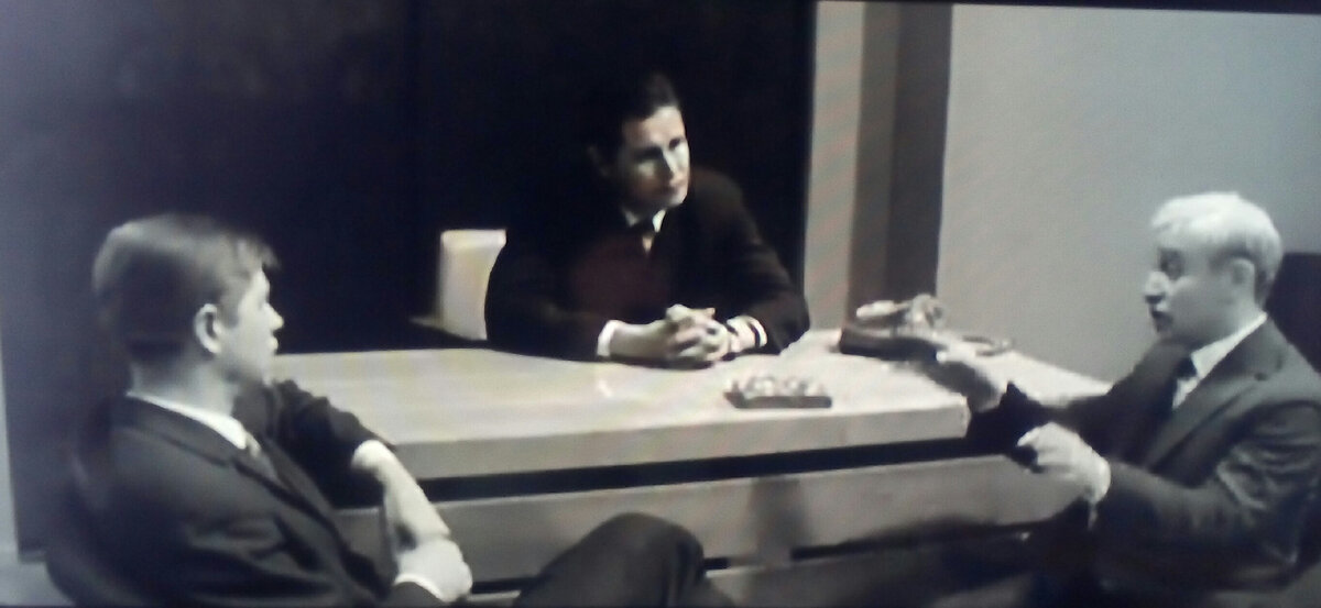 Слева Анатолий Вехотко в эпизоде фильма "мёртвый сезон".