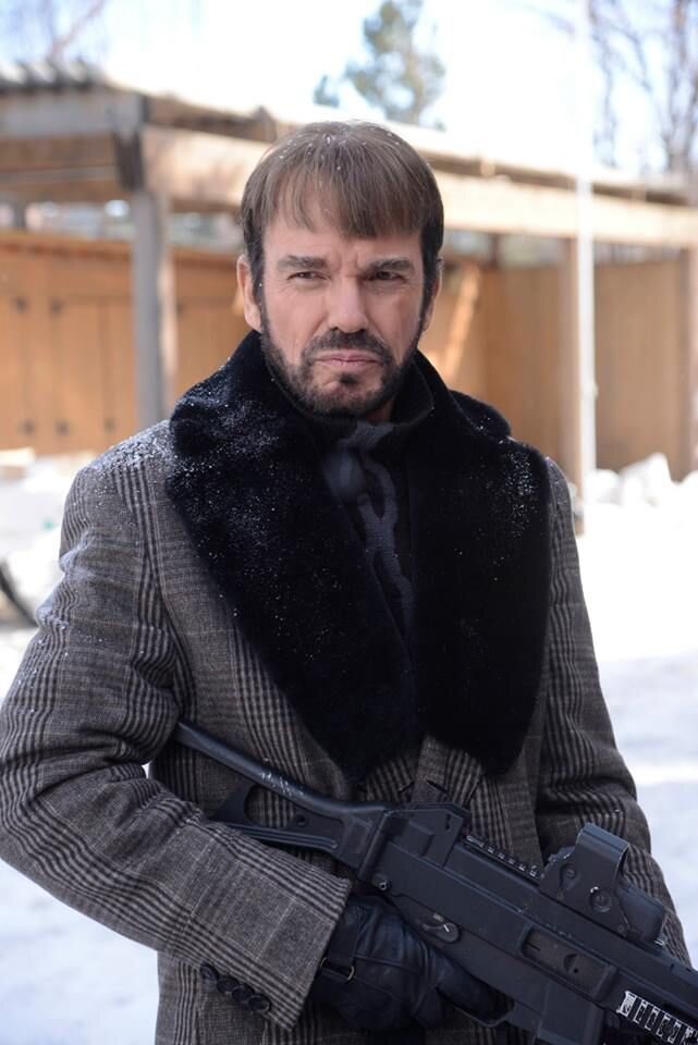 Наемный убийца Lorne Malvo в исполнении Билли Боб Торнтона. Billy Bob Thornton родился в 1955 г. в штате Арканзас. В детстве голодал, много времени проводил со своим дедушкой, который работал смотрителем леса и жил в маленькой лачуге посреди леса. Большой поклонник европейского футбола. Болеет за британский клуб «Ливерпуль». Из всех городов мира больше всего любит Париж.