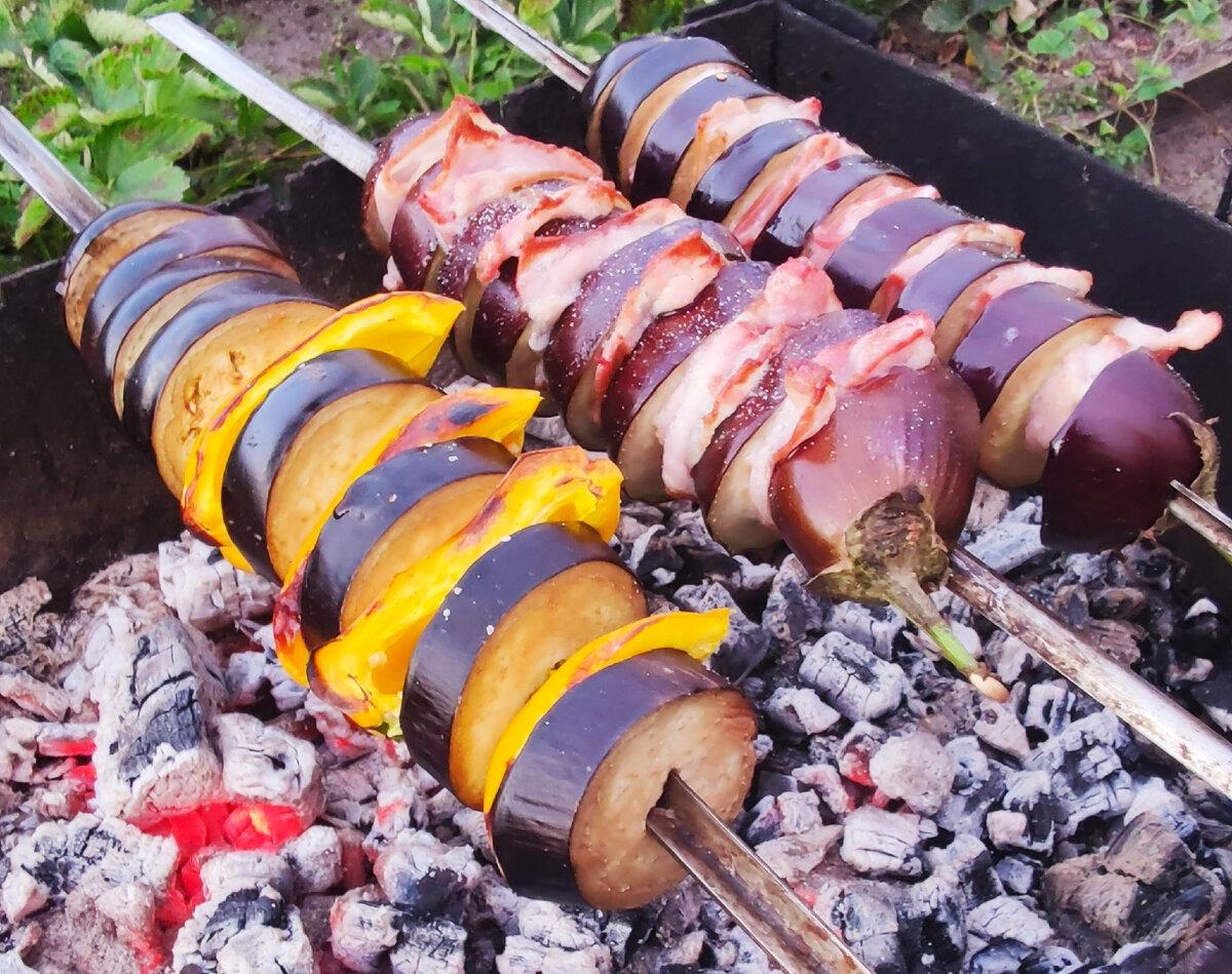 Баклажан на углях, вкусно и просто. 