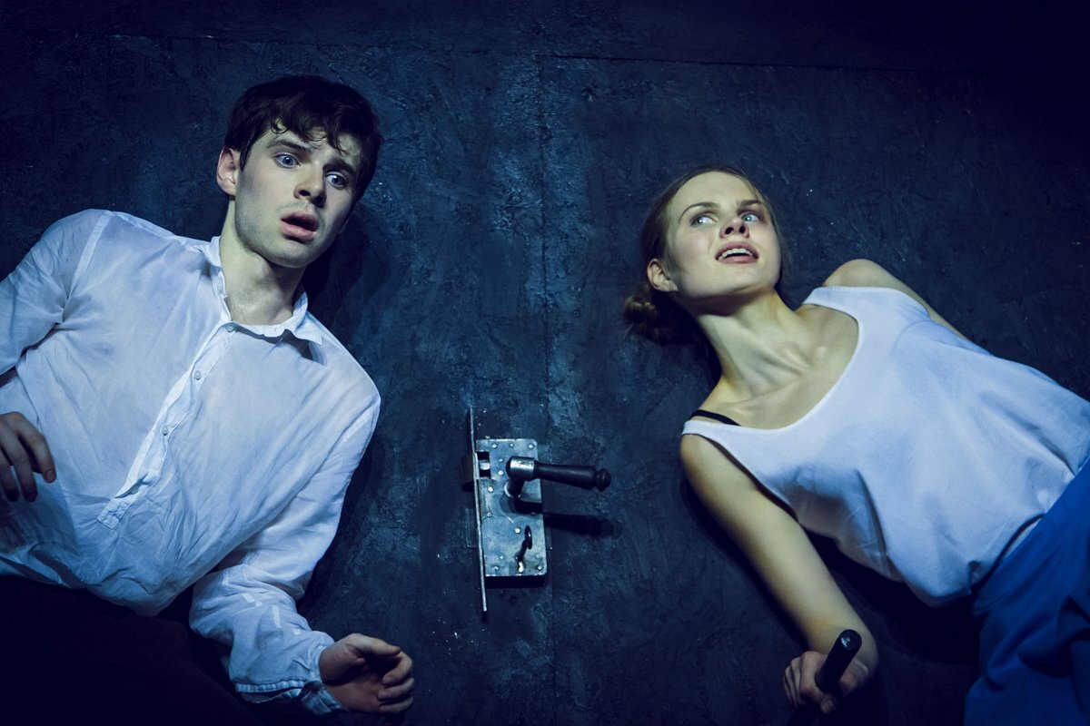 Сцена из спектакля