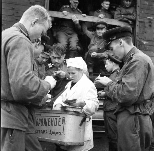 Эшелон с демобилизованными переходит границу. Всеволод Тарасевич, 1956 год, г. Славянск, МАММ/МДФ. 