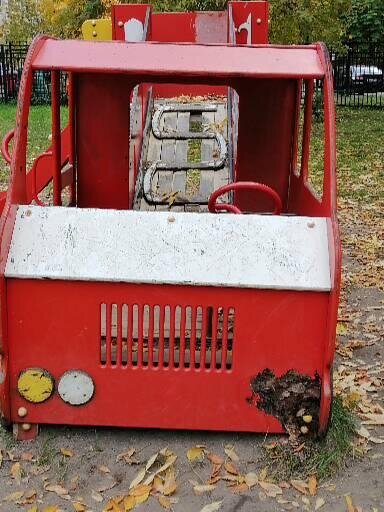 Хорошо видно дыру на лестнице, общий вид удручающий