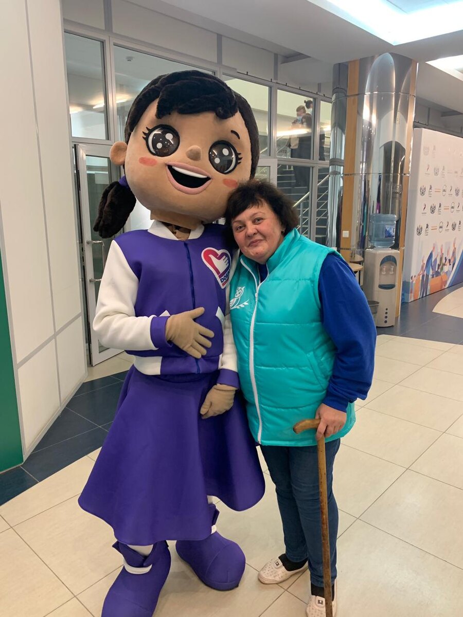 С этой девочкой ( на самом деле, внутри мальчик) сегодня обнялись раз пять, если не больше). Её фишка -когда никого не обнимает, ходит по фойе лунной походкой)) 