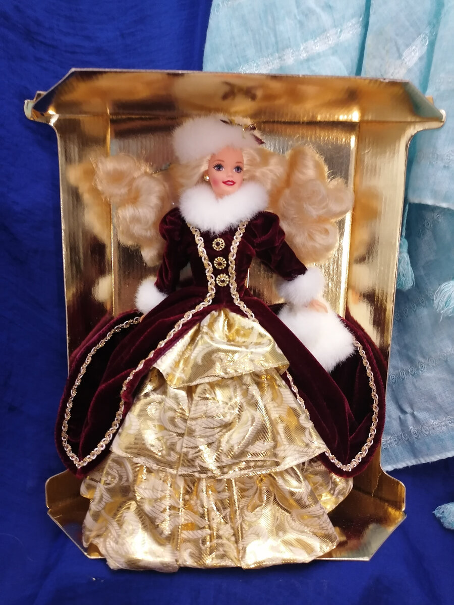 Кукла закреплена на золотой подложке (фото автора)