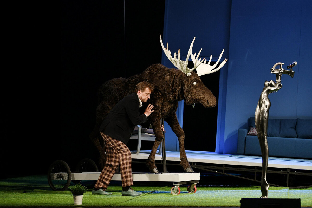  В доме  Стренфордов - это не просто лось, а лрсь с баром внутри него! 