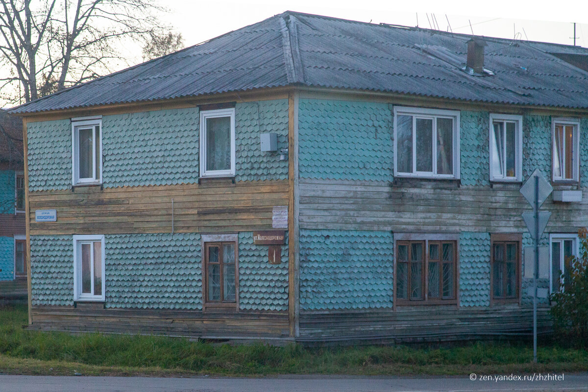 Обратите внимание на необычную «чешуйчатую» отделку домов