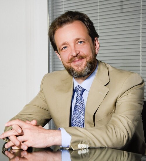 – Ближайший Центр защиты прав граждан находится в Екатеринбурге. Его специалисты работают с жителями районов области удаленно – консультируют по телефону, работают с обращениями, оставленными через сайт. Тем не менее обращений из Алапаевска много и мы решили открыть Центр и здесь, – прокомментировал руководитель сети Центров защиты прав граждан, лидер свердловских справедливороссов Андрей Кузнецов, который принял участие в открытии Центра по видеосвязи. – Жители Алапаевского района рассказали, что их сейчас волнует – это, как и везде, рост цен, введение QR-кодов, социальные выплаты. Столкнулись с тем, что после замены счетчиков электроэнергии начисления в квитанциях граждан вдруг значительно вырастают. Будем проверять. Большинство вопросов можно решить, для этого и созданы центры.