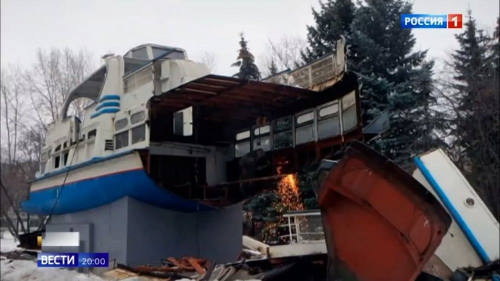 Распиленный теплоход "Москвич". Кадр из видеосюжета на эту тему 
