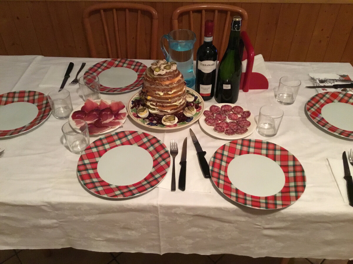 Для панеттонэ берётся специальный пористый и несоленый хлеб. Продаётся уже готовый и разрезанный на слои. Остаётся только нафаршировать. 