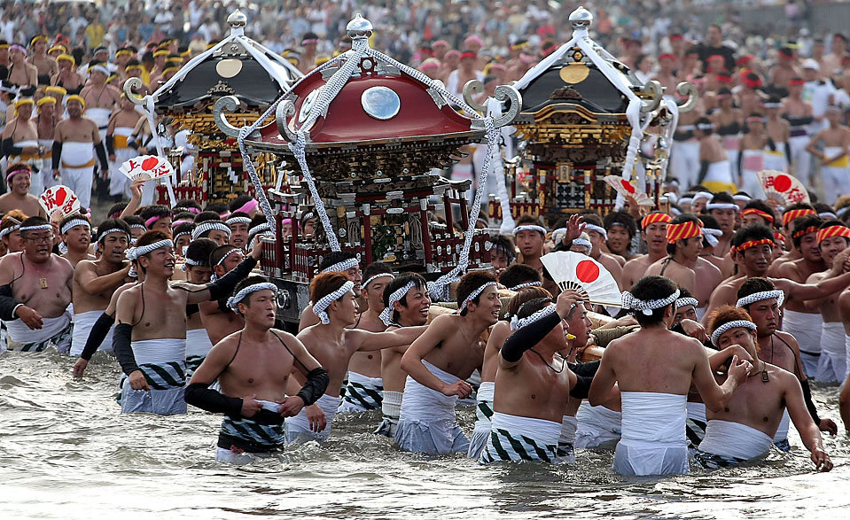 Хадака Мацури. Шествие по реке. Источник: Яндекс. картинки