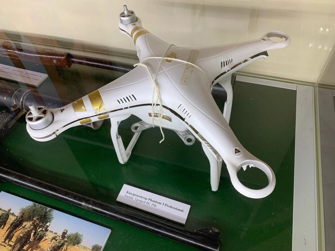 Трофейный квадрокоптер Фантом из Сирии: такой можно купить БУ за 15 тысяч рублей и даже меньше. Устаревшее устройство для тех, кто снимает видео. Но не для войны.