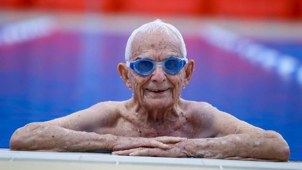 Пенсионеры в бассейне фото