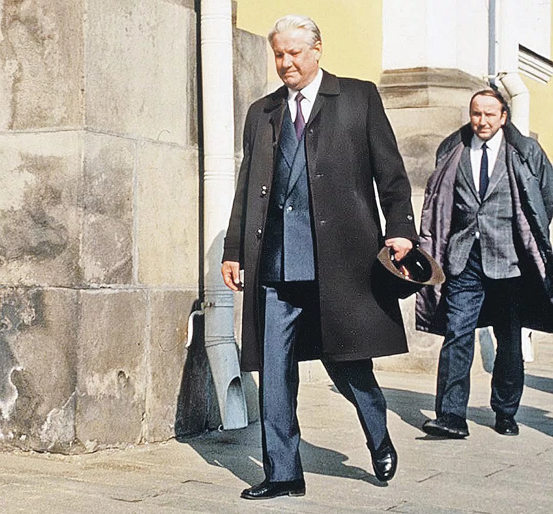 Серый кардинал страны, первой половины 90-х. Поплатился высокой должностью из-за коробки денег.2