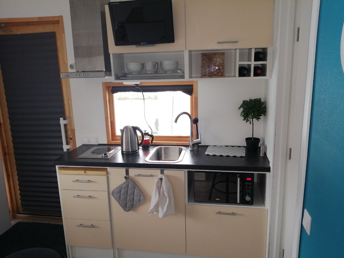 Кухня длиной 170 см и кухонный телевизор. ТВ мы подробно не смотрим, работает как фон