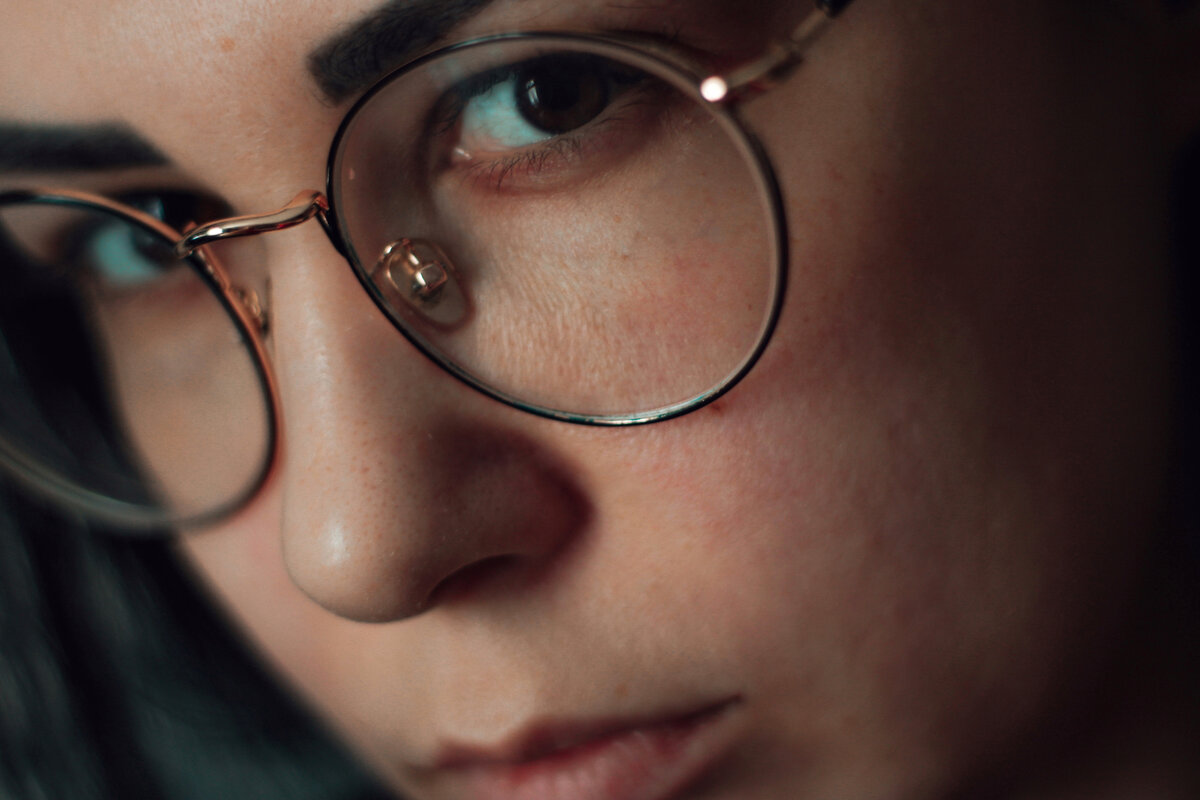 На вопросы «что случилось», черные глаза будут чертить на порванном линолеуме параллельные линии