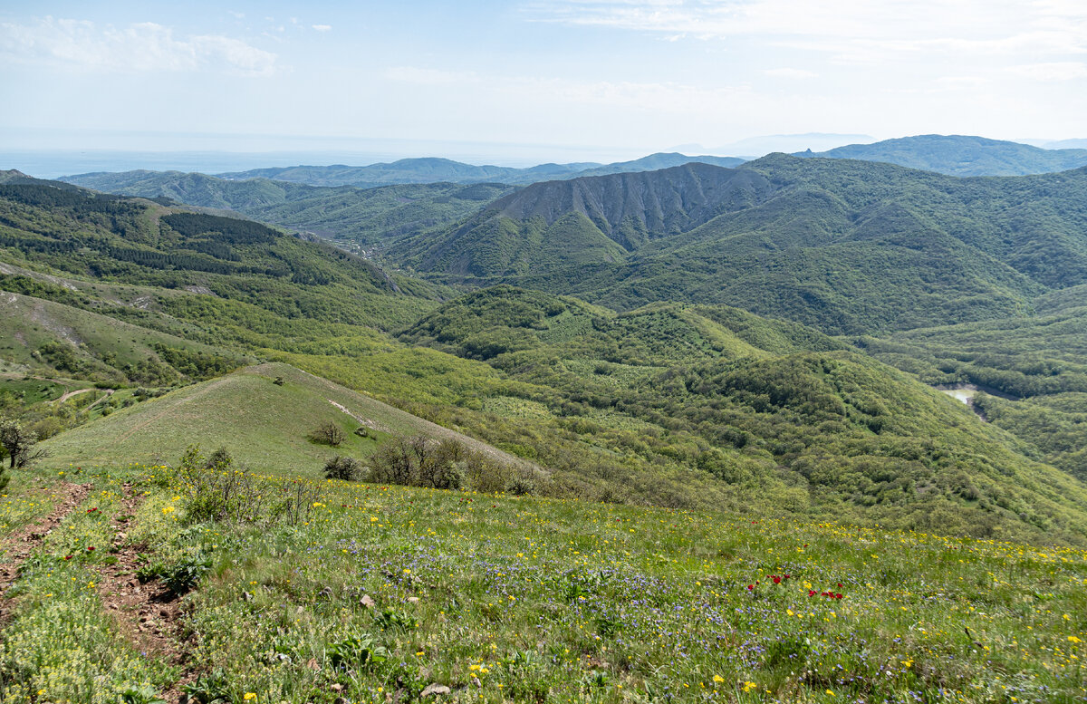 1. Вид на Воронское ущелье и горы в окрестностях Морского с самой верхней части спуска с горы Халасыс-оба.