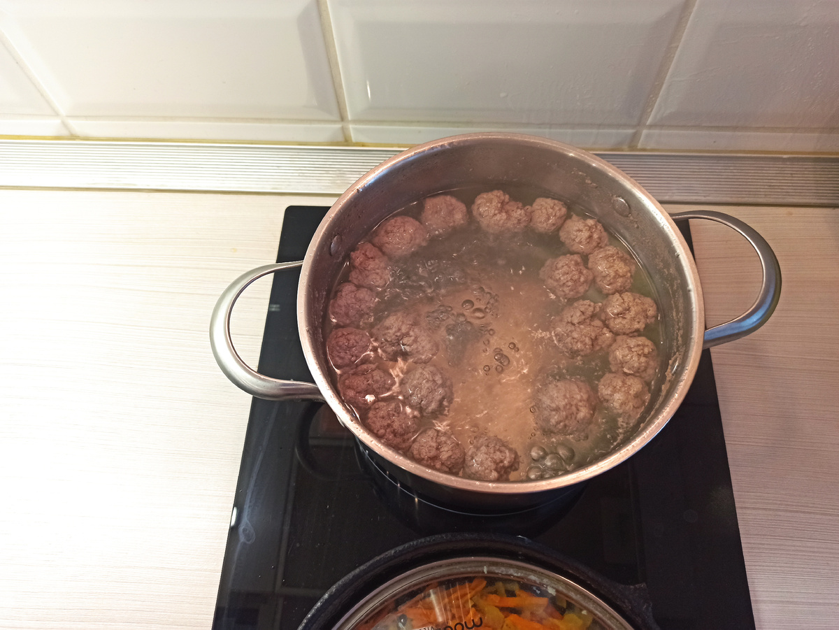 Берем небольшую кастрюлю, наливаем в нее холодную воду, ставим на огонь. Как только вода закипит, добавляем немного соли, после чего закидываем туда наши фрикадельки и варим на умеренном огне около 15-20 минут.