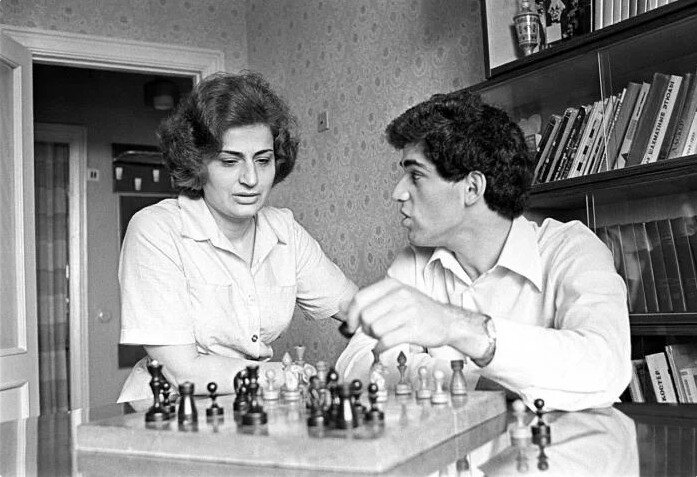 
 С 1972 года и до конца шахматной карьеры Гарри мама была его ближайшим помощником во всём