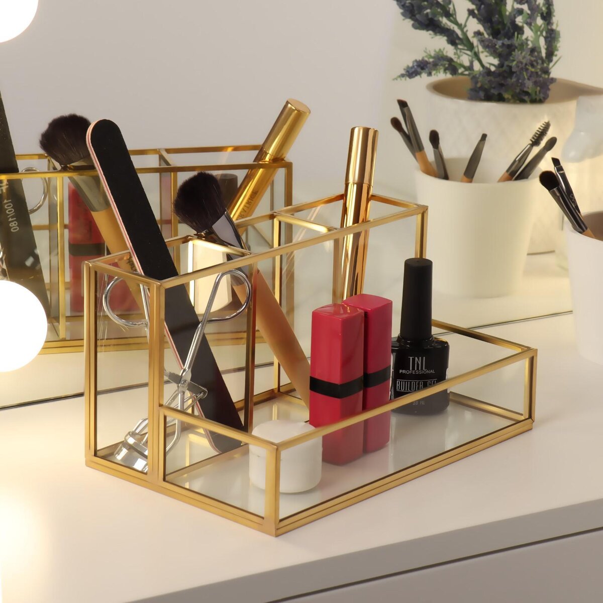 Стильный органайзер из стекла и меди для кистей и других мелочей.