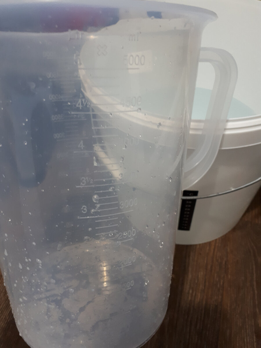 Пластиковая мерная емкость