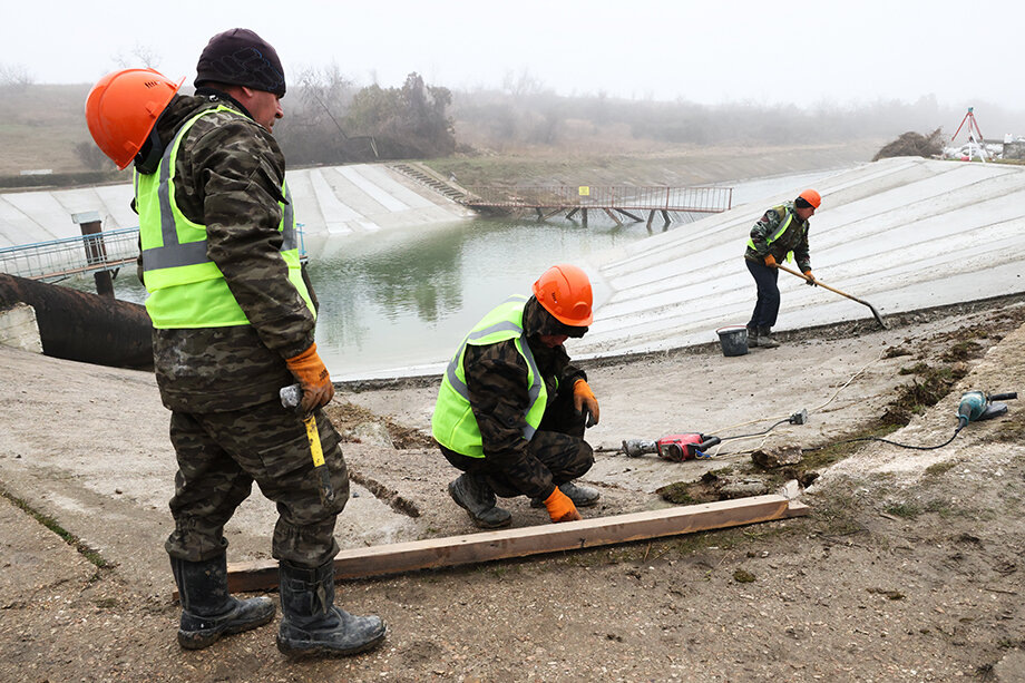 Подготовка Северо-Крымского канала для пуска воды в Крым. Фото: Сергей Мальгавко/ТАСС
