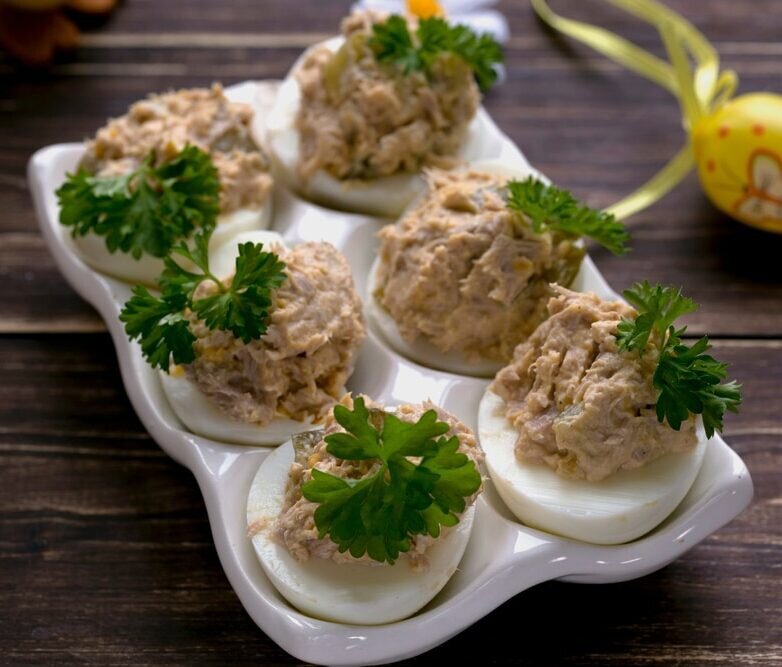 Праздничная закуска “Грибочки” – яйца, фаршированные тунцом