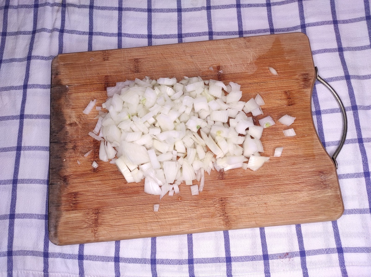 Лук чищу и нарезаю мелко. 