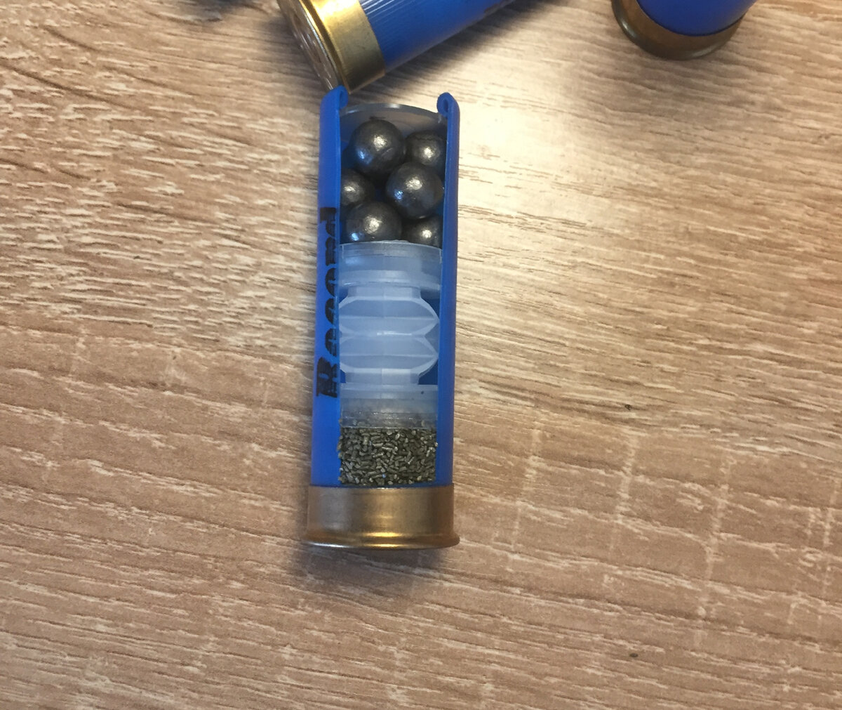 Картечный патрон в разрезе. В качестве обтюратора используется биориентированный