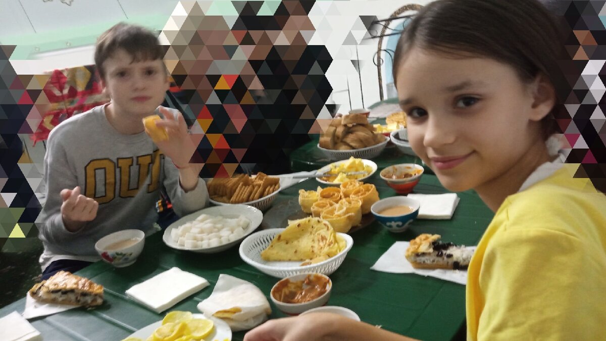 Поселок Редутово Чесменский район. Татарская кухня. Накормили конечно нас досыта. Были такие блюда как Кыстыбай(лепешка с картошкой), курт(соленые творожные шарики), суп наваристый с гусем, домашняя сгущенка(обалденная, я сразу и не поняла что это) хворост и эчпочмаки  и королева стола свадебный пирог Губадия( начинка: красный творог. изюм, рис и фарш).Конечно вкус своеобразный, я например не могла сьесть даже кусочек, непривычно, и очень много  чая  с молоком было!