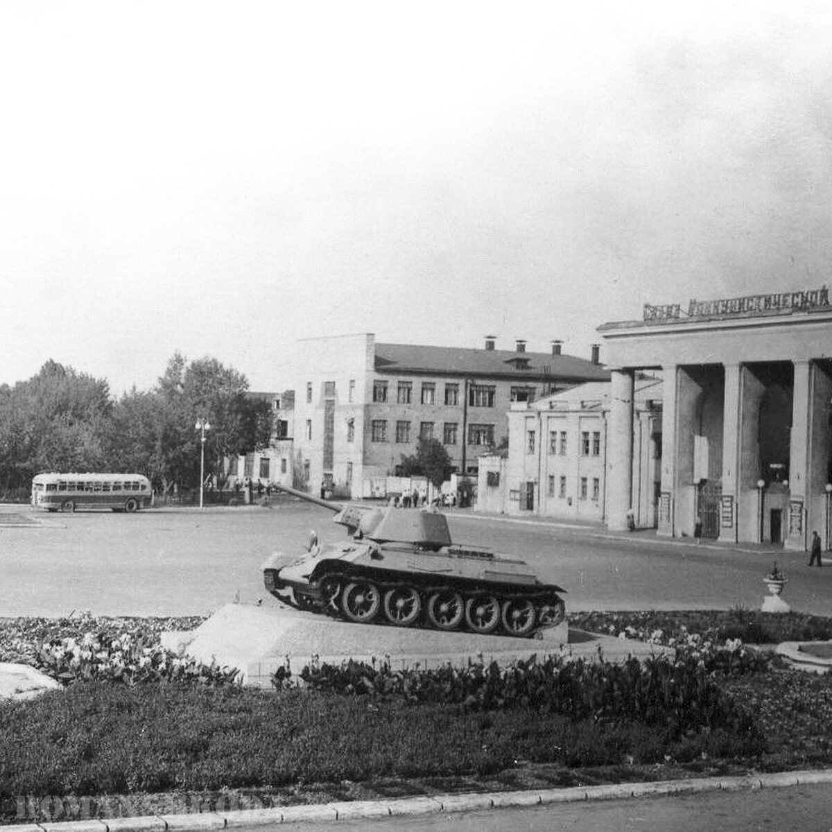 Площадь дзержинского улица. Сталинград тракторный завод площадь Дзержинского. Площадь Дзержинского Волгоград. Площадь Дзержинского Тракторозаводского района Волгоград до войны. Площадь Дзержинского Волгоград до войны.