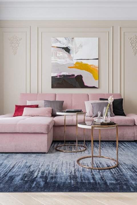 Фрагмент гостиной. Лепные молдинги и карнизы — от Orac Decor, гипсовая лепнина, — от компании «Урал Лепнина». Столики, Enza Home. Картины — из студии Pur-Pur.Фрагмент гостиной. Лепные молдинги и карнизы — от Orac Decor, гипсовая лепнина, — от компании «Урал Лепнина». Столики, Enza Home. Картины — из студии Pur-Pur.