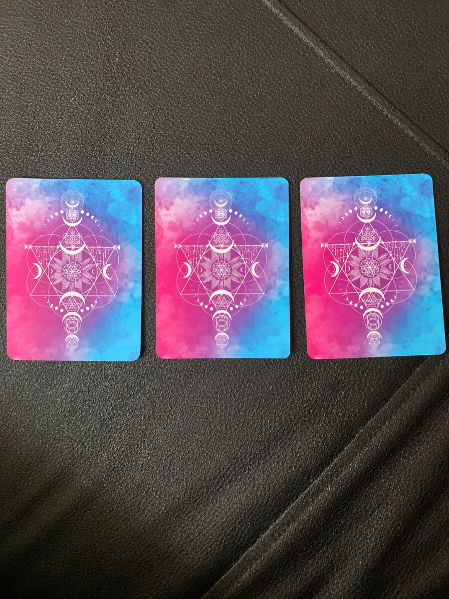 Карты пронумерованы слева направо 1, 2, 3, соответственно  