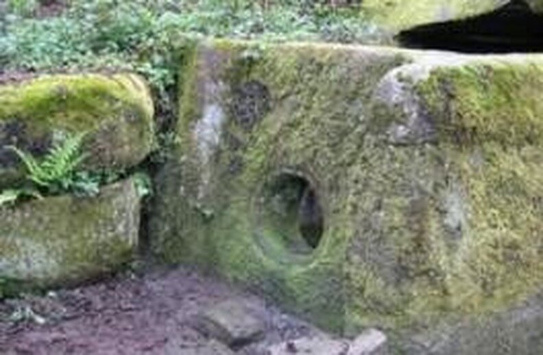 Паз под пробку внизу отверстия