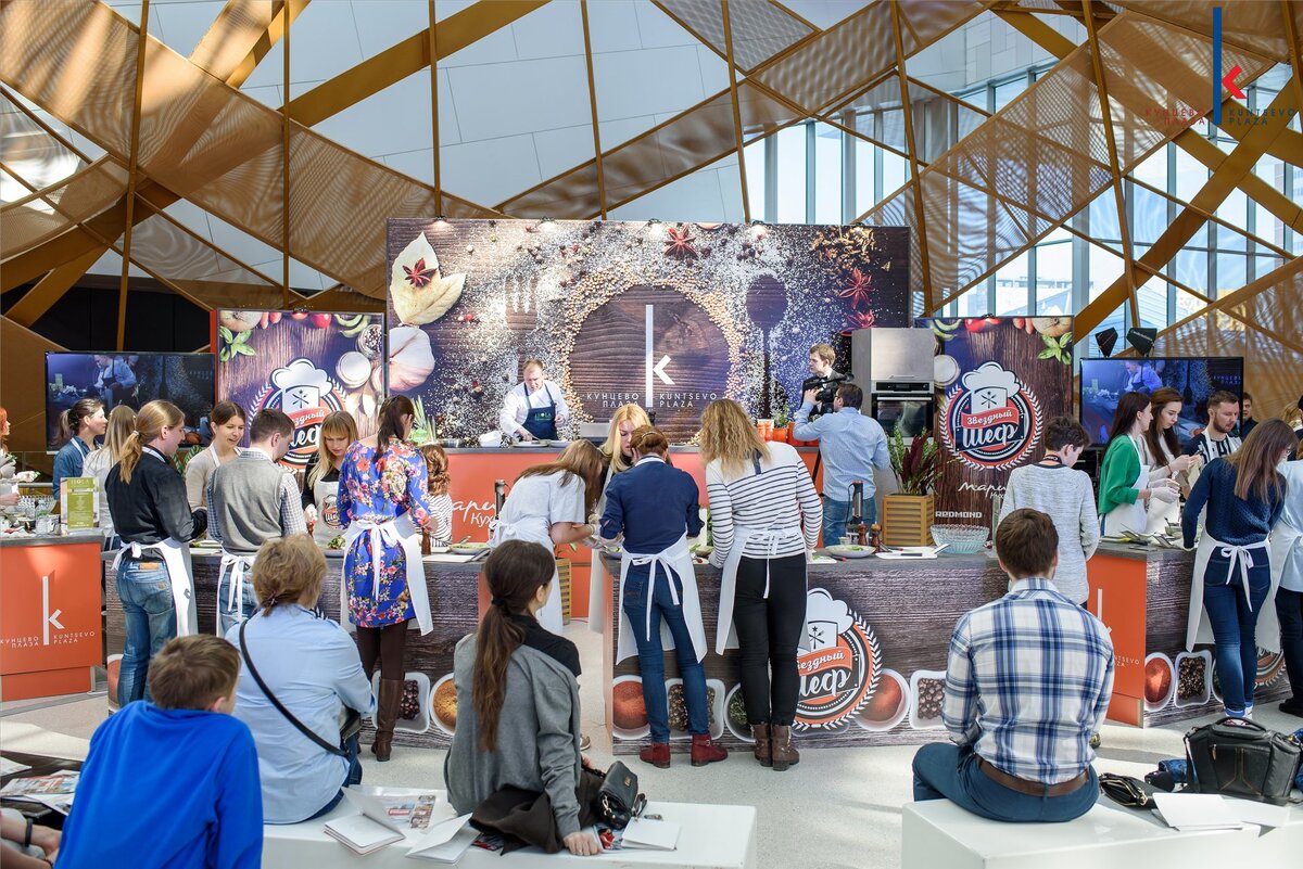 Зонирование мастер-класса: сцена-кухня с оборудованием, столы для участников мастер-класса, зрительный зал.