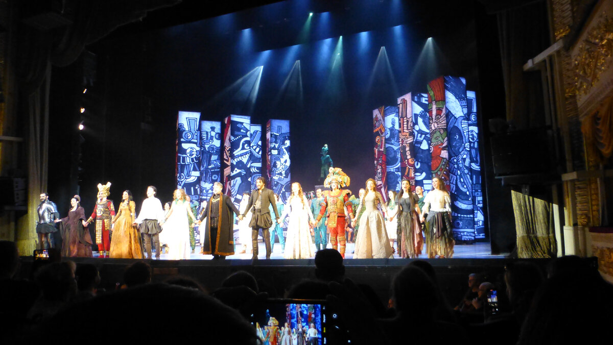 Солисты Московского театра оперетты после спектакля "Дочь Монтесумы" 8 мая 2022 года. Фотография из моего архива