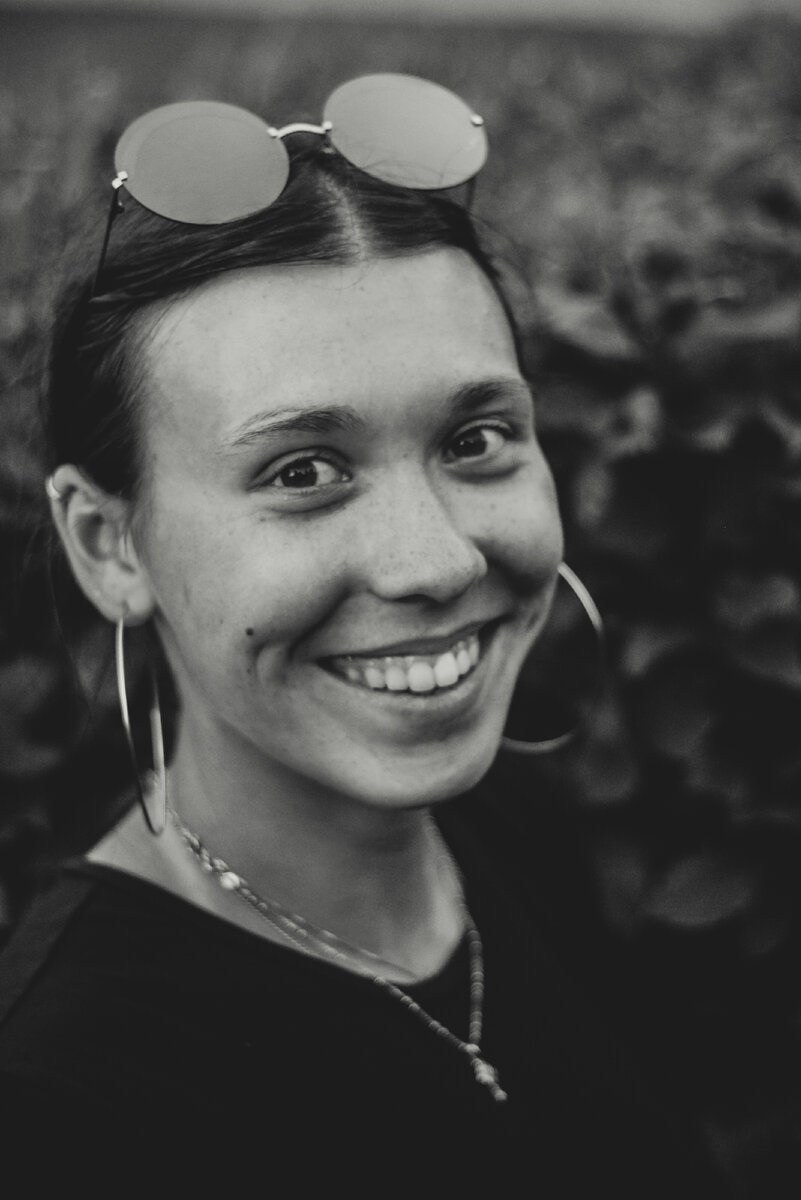 Для многих улыбнуться - это поделиться с фотографом чем-то важным.