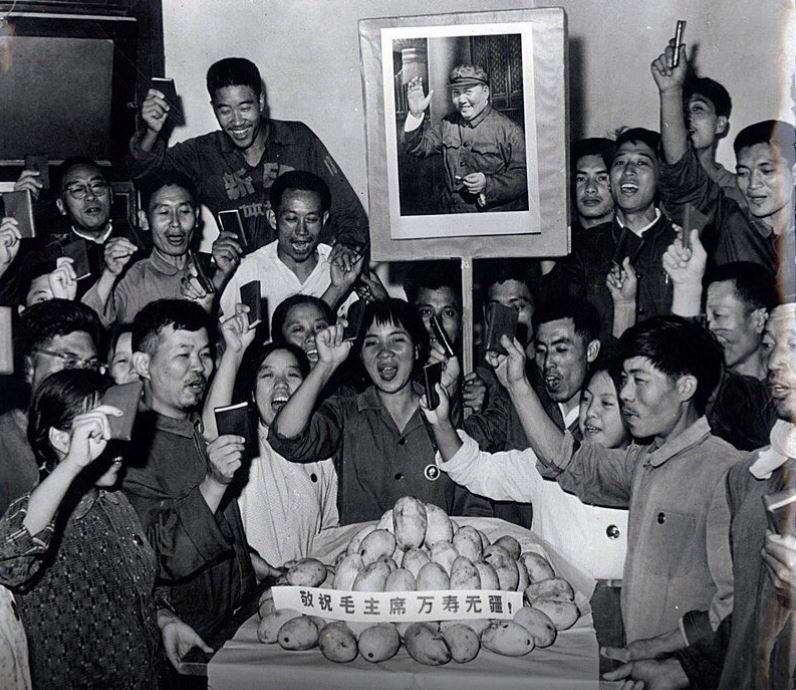 Историческое фото, хунвейбины камлают с цитатниками Мао возле подарка 