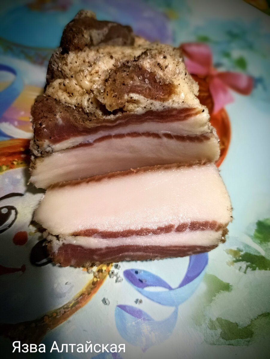 Парное сало. Сухой Посол. Этому салу осенью будет год, а выглядит, словно только что приготовленное. Как видно на фото, соли почти нет, растворилась. 