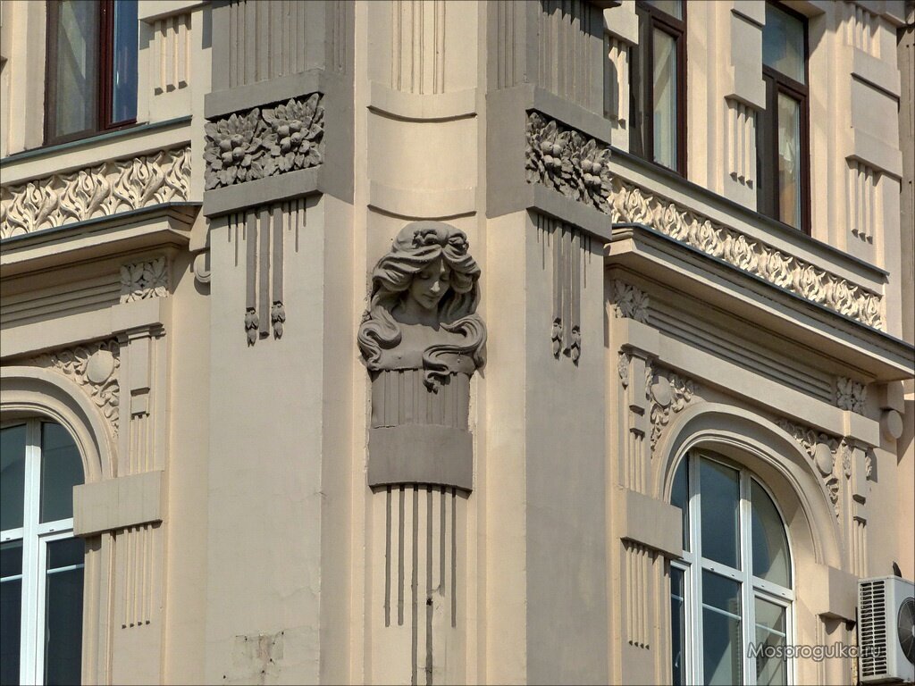 Женские головки и лепной декор на углу здания