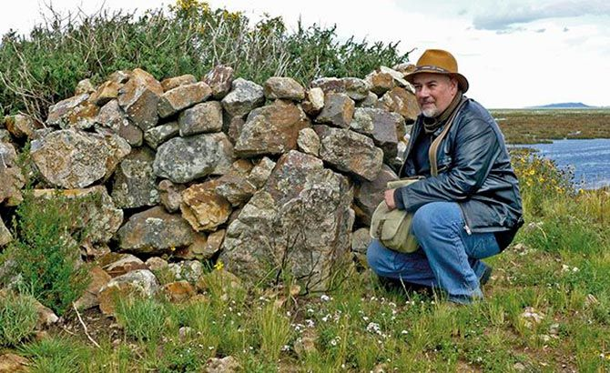 Хуан Антонио Санс рядом с руинами в Парити