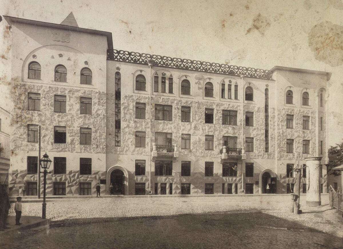 Съёмка, вероятно, сделана до 1911 года, поскольку на фотографии еще нет трамвайных проводов, а первый трамвай пустили по бульвару в 1911 г.  Фото с сайта pastvu.com