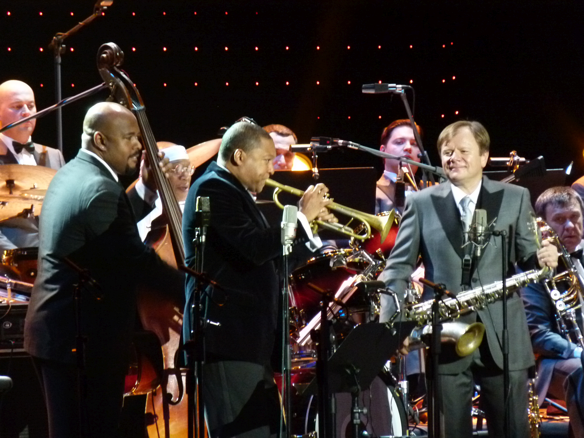 На сцене Государственного Кремлёвского дворца, 2011: барабанщик Эдуард Зизак, басист Крисчен Макбрайд, трубач Уинтон Марсалис, саксофонист Игорь Бутман