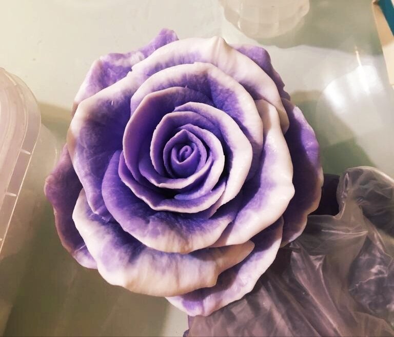 Фотографии для публикации были предоставлены помощницей Ларисы - Юлией, которая отвечает за фотоконтент. 