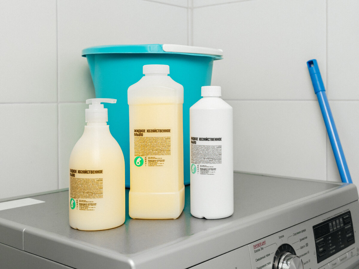 Жидкое хозяйственное мыло можно купить в таре разного объёма.