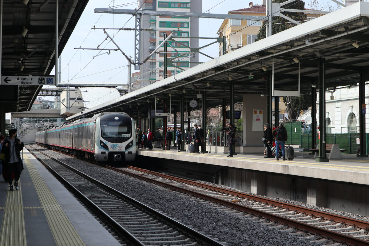 На станции Бостанджи дальние поезда останавливаются на соседней платформе с поездами линии СЦД (Стамбульских центральных диаметров) Мармарай.