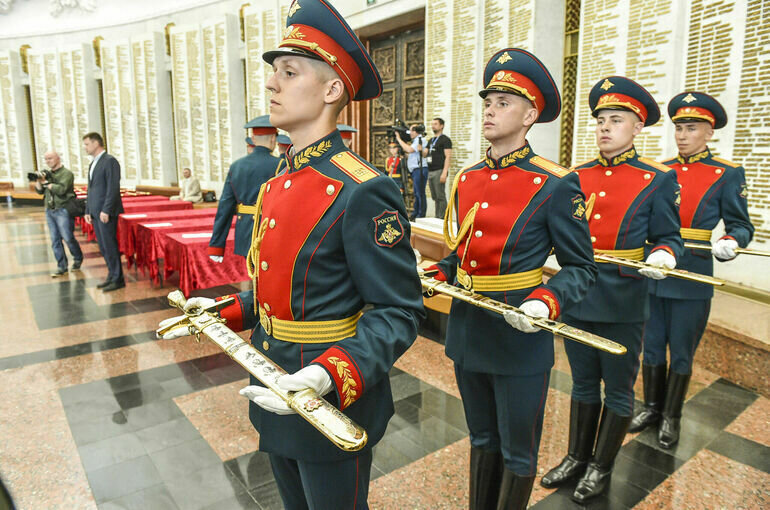 Церемонию в зале Славы Музея Победы на Поклонной горе возглавила председатель Совета Федерации ФС РФ Валентина Матвиенко